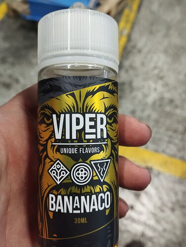 L'image montre une bouteille de liquide de 30 ml de marque Viper, saveur Bananaco, tenue par une main. (Légendé par IA)
