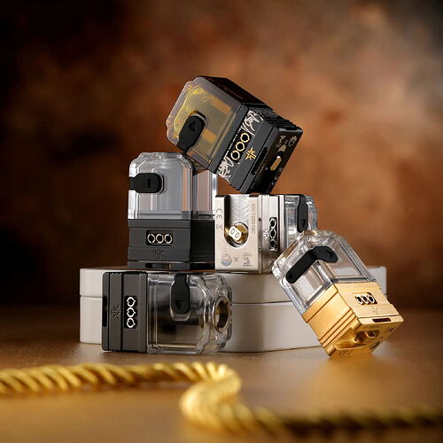 A képen különböző színes és áttetsző e-cigaretta patronok láthatók egy barna háttér előtt elrendezve. (Feliratozva AI-val)