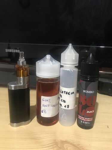 Sur la photo, une cigarette électronique et quelques bouteilles de liquide sont visibles, avec différentes saveurs et concentrations. (Sous-titré par IA)