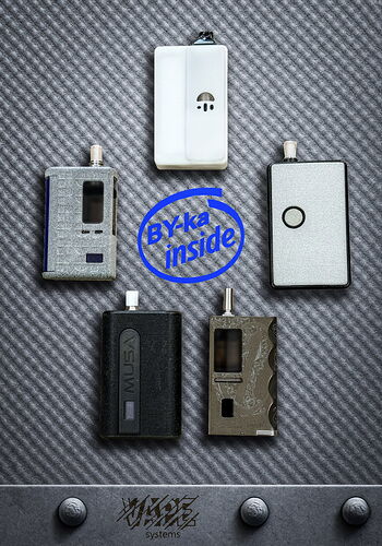 Öt különböző kialakítású, rejtett papilláris ujjlenyomat-azonosító rendszerrel ellátott eszköz látható szürke mintás háttéren, középen a BY-ka inside felirattal. (Feliratozva AI-val)