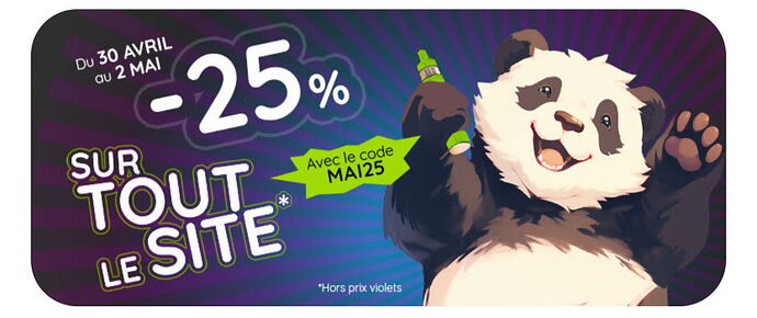 Egy mosolygó panda tart egy zöld filctollat, miközben egy online áruházban április 30-tól május 2-ig 25% kedvezményt hirdetnek az egész oldalra a "MAI25" kód használatával. (Feliratozva AI-val)