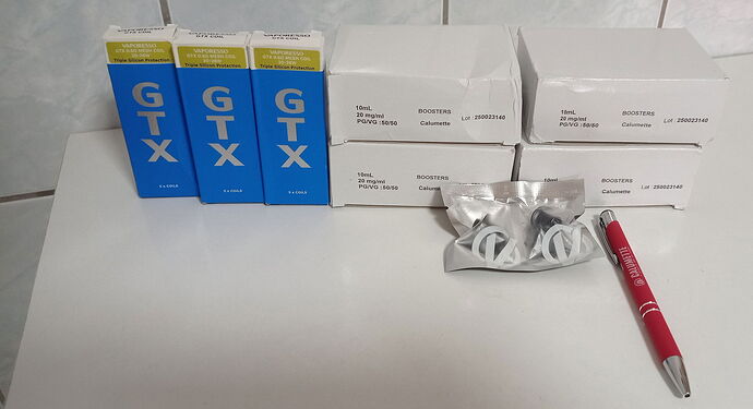 Sur l'image, on voit trois boîtes étiquetées GTX, quatre flacons nommés Booster en boîtes, deux blisters de capsules et un stylo rouge sur une table blanche. (Légendé par IA)