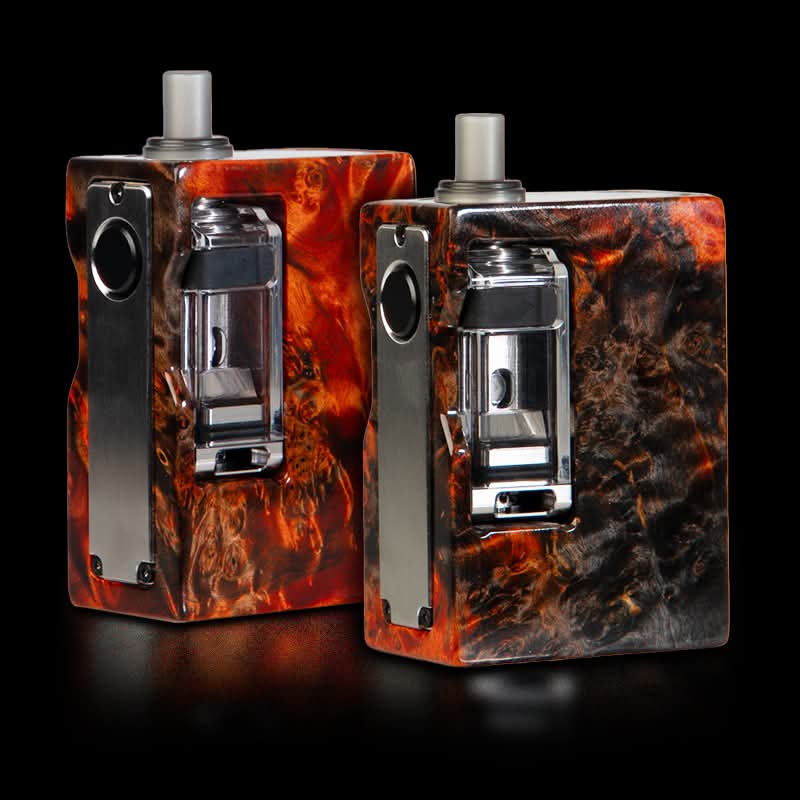 Két fa mintázatú, doboz formájú elektromos cigaretta fekete háttér előtt. (Feliratozva AI-val)