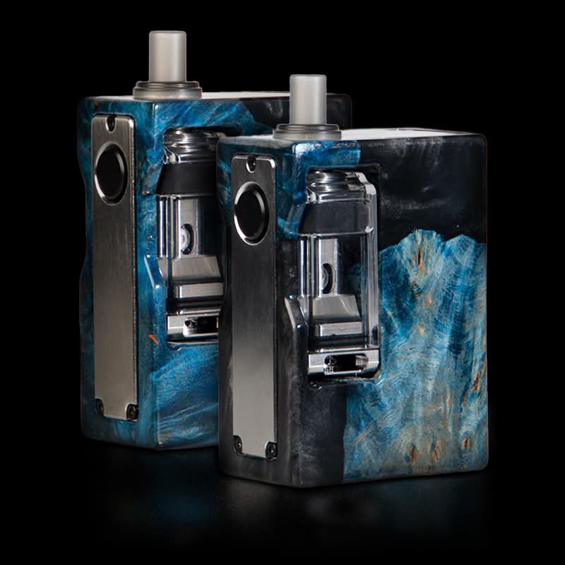 Két modern, kék árnyalatú fa és fém kombinációjú elektromos cigaretta egy fekete háttéren. (Feliratozva AI-val)