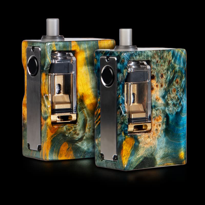Két színes, fa mintázatú, fémmel kombinált elektromos cigaretta készülék fekete háttér előtt. (Feliratozva AI-val)