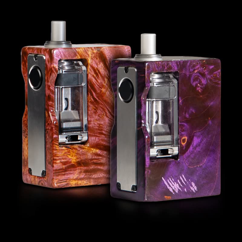 Két színes, műanyag vagy fa burkolatú elektromos dohányzóeszköz látható fekete háttér előtt. (Feliratozva AI-val)